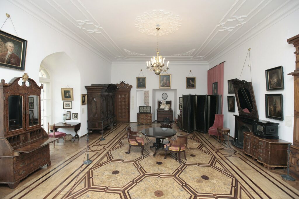 W miejscu tym w zamku barokowym znajdował się duży apartament z  wydzieloną alkową, prawdopodobnie zamieszkały przez ówczesną  właścicielkę Kórnika Teofilę z Działyńskich Szołdrską-Potulicką. W XIX  w. przebudowano to pomieszczenie, ale było ono nadal apartamentem pani  domu, mieszkała w nim żona Tytusa Działyńskiego Celestyna z  Zamoyskich (1804-1893), a potem córka Jadwiga (1831-1923), żona gen.  Władysława Zamoyskiego, matka ostatniego właściciela zamku.
 Pomieszczenie to jest umeblowane zabytkowymi sprzętami. Stoją tu: z lewej strony hebanowy kabinet holenderski obłożony  szyldkretem i kością słoniową z 2 połowy XVII w., obok mebelki  dziecięce z końca XVIII w. Między oknami znajduje się orzechowy sekretarzyk angielski z początku XVIII w., a po bokach kominka późnobarokowe komody. W głębi pokoju stoi jedna z najpiękniejszych barokowych szaf gdańskich, ozdobiona bogatą snycerką z przedstawieniem pór roku. Ozdobą wnętrza jest komplet mahoniowych mebli empirowych: łóżko (za parawanem), kanapa i fotele.