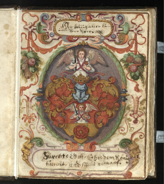 Barwiona karta tytułowa, na której przedstawiono w obramowaniu z liści wawrzynowych herb miasta Gdańsk z labrami, hełmem żabim, koroną i klejnotem w postaci anioła z mieczem i czerwonym kwiatem. 